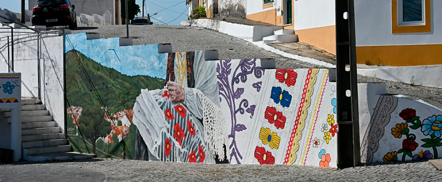 Câmara Municipal de Nisa cria mural artístico na aldeia de Pé da Serra pintura pe serra